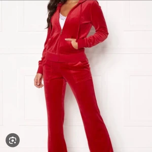Juicy couture byxor röd - Den är i bra skick förutom att ett snöre har tappat silvret. Det kanske går att lagga. Priset går att diskuteras 