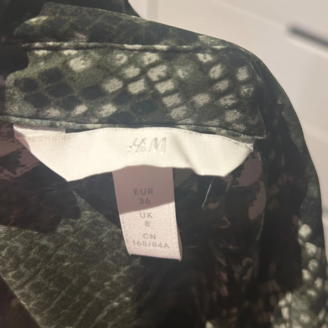 Blus i orm mönster 🐍🥰 - 90