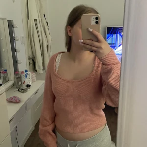 Stickad tröja  - En super mjuk och fin urringad tröja från hm, den blir perfekt nu i höst och den kan stylas till en ute kväll eller bara mys hemma.