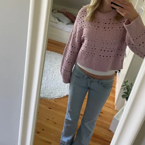 Stickad tröja  - Stickad tröja med fint mönster, knappt använd och i jättebra skick 💕