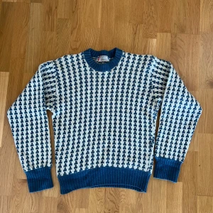 Vintage Norsk Ylletröja  - Ett trevligt vintageexemplar av en norsk ylletröja. Tillverkad i Norge. Har ett litet hål nedtill, vilket syns tydligt på bild 3. Storlek S/XS. 