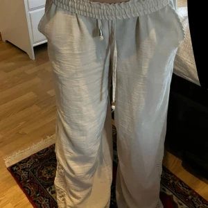 Linnebyxor - Säljer linnebyxor köptes i kurdistan och är i väldigt god skick använd 1 gång. Har söta mönster på botten 