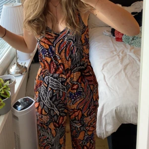 Byxdress  - En byxdress med många färger och detaljer. Skön och luftig och passar bra till festliga event