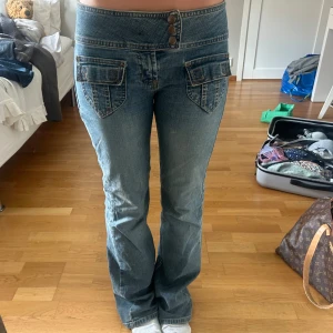 Unika lågmidjade jeans  - Säljer ett par unika lågmidjade jeans i jättebra skick. Uppskattad storlek S/ 34/36