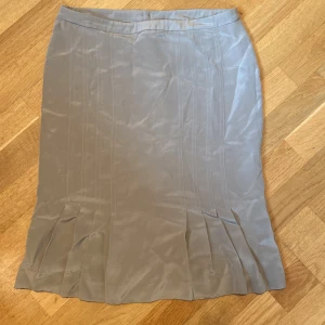 Lågmidjad kjol vintage  - Man får sååå fin form helt oanvänt skick. Fint typ skimmrigt tyg. Midjemått: 80cm