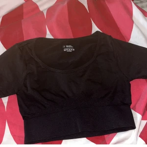 Svart gymtröja - Är jättefin och formar kroppen men tyvärr måste jag sälja då den är för liten på mig. Är i storlek S men passar även xs. Köparen står för frakten ❤️