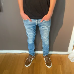 Dondup George - Hej! Säljer mina feta Dondup George jeans i size 31 Passform: Skinny Fit Modellen är 176 och väger 62 Har du frågor eller funderingar så hör av dig! Mvh JacobsCloset