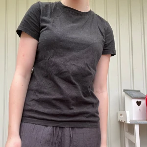 Svart t-shirt  - Fin svart t-shirt från Stradivarius!  Ordinarie pris är ca 150 kr❤️ Hör av dig vid intresse och tveka inte med att ställa frågor 🥰