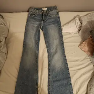 Jätte snygga jeans ifrån Gina Tricot, inga effekter. Storlek 34.🥰köpte för 500kr och är knappt använda