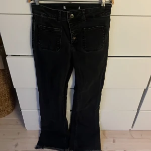 Svarta jeans från Zara!🥰 - Super snygga jeans med större fickor fram! Änvända fåtal gånger! Bra skick🤩