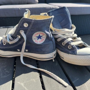 Converse  - Säljer ett par converse, knappt använda och är i bra skick💕säljer för att dom är för små på mig