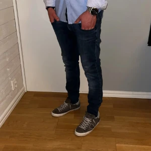 Replay Jeans - Säljer ett par feta replay jeans i bra skick!  Storlek 30/30  Vid frågor är de bara att skicka ett meddelande!