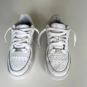  Nike Air force 1 + crease skydd - Stl 36,5 bra skick. Lite trasig i hälen med det är inget man ser eller känner när man har skorna på sig. Crease skydden är i väldigt bra skick bara använda några gånger. Jag har tyvärr ingen låda till skorna. Om du är intresserad så skriv till mig :)