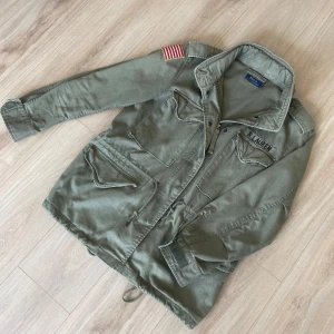 Ralph Lauren field jacket - Säljer du en riktigt fet Ralph Lauren field jacket som är i ett väldigt bra skick! Storlek S men sitter lite större!  Hör gärna av dig om du har frågor!