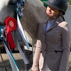 Vestrum kavaj  - Italienska storlek 40, motsvarande 36 i Europa. Lyxig märkeskavaj med mycket stretch. Nypris ca 5 000