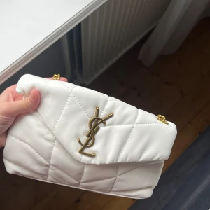 Vit väska  - Oanvänd, osäker på äktheten 