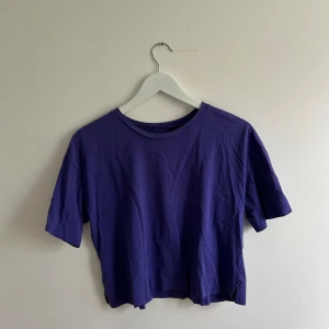 Lila croppad tshirt - Väldigt fin tröja, finns ingen lapp så vet ej märke men den skulle passa en S. Väldigt fin lila färg 💜💜💜