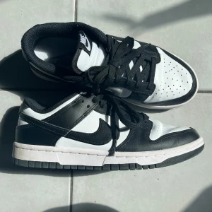Nike dunk low panda  - Nike dunk low i storlek 38,5. Använda ett fåtal gånger. Köpta för 1245 kr