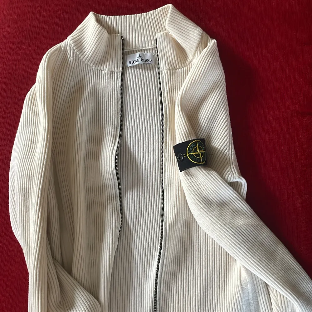 Riktigt fet och bekväm stone island tröja Storlek XL men sitter litet, är 180 och den sitter perfekt på mig.. Tröjor & Koftor.