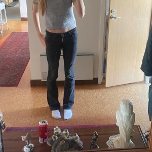 lågmidjade jeans - jättesnygga lågmidjade grå/svart jeans från hm. tyvärr lite för korta för mig som är 173 men passar xxs/xs💗 lite slitet i slutet av byxan (bild tre). hör av er om ni har frågor💗kan tänka mig ett lägre pris!