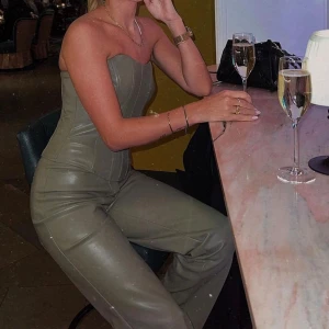 NA-KD x Ida Carlsson korsett - Säljer min korsett från NA-KD som är ur Ida Carlssons kollektion. Korsetten finns inte kvar att beställa på hemsidan längre. Använd 1 gång💞💞