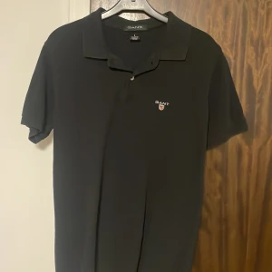 Gant piké  - Snygg äkta gant piké. Storlek Small skick 8/10. 