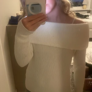 Off shoulder tröja - Säljer nu min off shoulder tröja ifrån bubbleroom i xxs men skulle nog också säga xs bra skick endast lite nopprig vid slutet av armarna💗