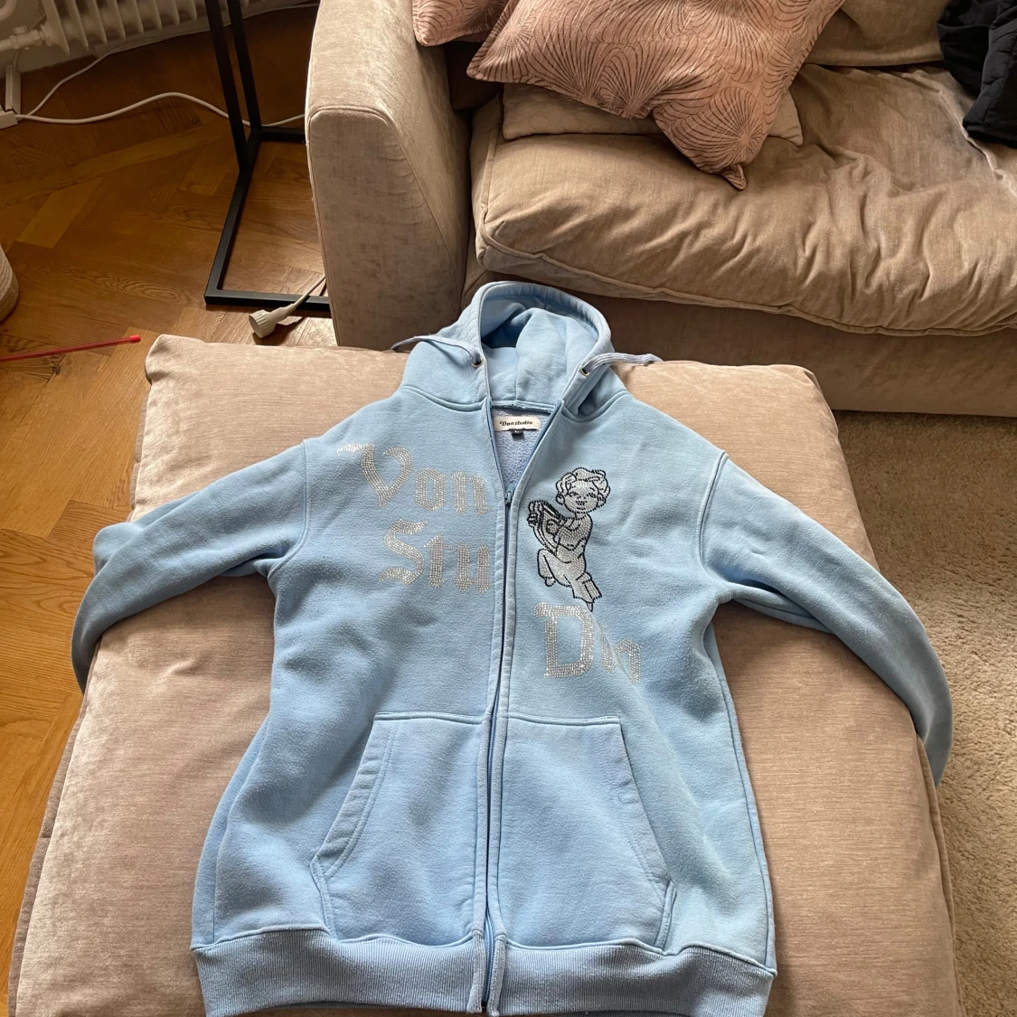 Ljusblå hoodie med dragkedja