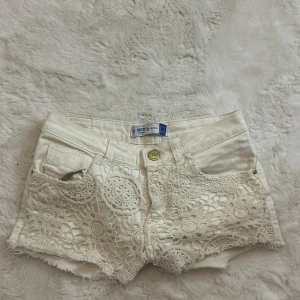 Low waist white shorts - Vita mönstrade low waist jeanse shorts strlk 34/xs, Knappt använda rikgit bra skick.