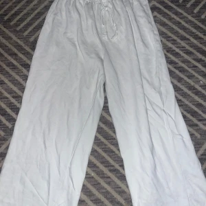 Fina vita Linne byxor - Fina vita linne byxor i tjockare material. Bra material från Zara, relativt nya.