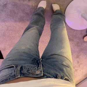 Ljusblåa jeans 💓💓 - Från Weekday! Ljusblåa low waist i nyskick 🫶🏼tryck på köp nu! 