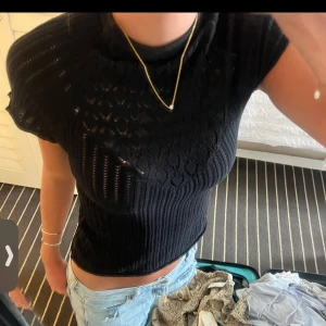Söt blus  - Säljer denna söta svarta t shirten ifrån zara med små hål i sig. Den ser ut att vara virkad ungefär. Storlek s