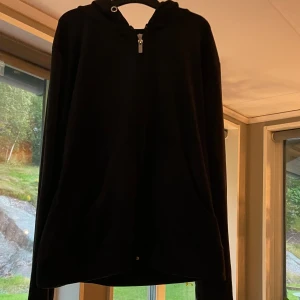 Svart tröja  - Säljer denna svarta tröja med dragkedja, de ska egentligen va snöre till denna tröja med de är borta därav priset. Storlek L men sitter som en M