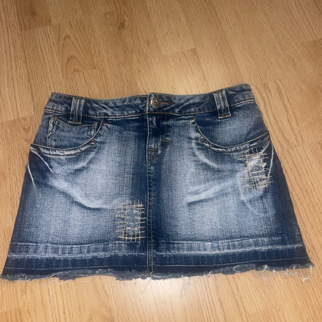 Lågmidjad jeanskjol 