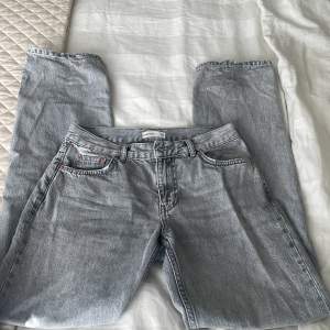 Gråa jeans från Ginatricot i modellen straight fit och de är mid waist (storlek 36) De har en liten fläck på tyget men det är inte något som märks. de är fortfarande i väldigt bra skick. säljer för att den har blivit stor på mig 