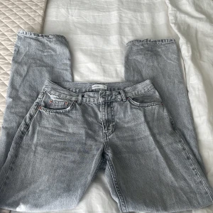 Grå jeans från Ginatricot  - Gråa jeans från Ginatricot i modellen straight fit och de är mid waist (storlek 36) De har en liten fläck på tyget men det är inte något som märks. de är fortfarande i väldigt bra skick. säljer för att den har blivit stor på mig. Skriv ifall du är intresserad 🩷