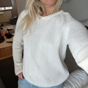 Så fin stickad! - Säljer min så fina stickade vita❤️