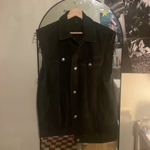 Jeansväst - En svart jeansväst inte använd en enda gång