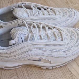 Nike Air Max - Vita nike air max, i väldigt bra skick .använt några gånger. Storlek 44 men de har på något sätt blivit något små, passar om man har storlek 43