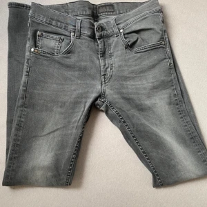 Tiger of Sweden jeans - Tjena! Säljer ett par grå jeans, från Tiger of Sweden. Modell Slim. Rätt små i storleken. Inga skador eller defekter. Hör av er vid frågor!