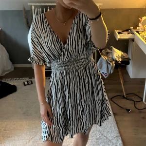 Zebra klänning 🦓  - Säljer denna zebra inspirerande klänning från Sinsay som jag köpt second hand. Perfekt vardagsklänning nu i sommar💕