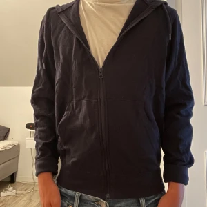 Zip hoodie - Hej, säljer denna feta zip hoodie från Cubus. Skick 9/10. Endast testad. Modellen är 174. Kp om ni har några frågor.