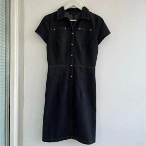 Jeans klänning - Mörkare jeans klänning en vintage från HM/Hennes. Med rose knappar.