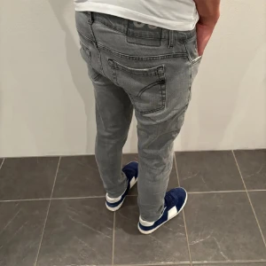 Dondup jeans - Ett par snygga dondup jeans i mycket bra skick. Säljer då jag inte använder dom. Storlek 32.