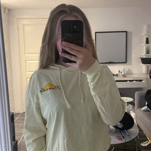 Tröja  - En gul tröja med tryck både på bröstet och ryggen