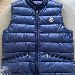 Moncler down gui väst  - Gui väst storlek 3  Den är i ny skick inga märken,hål eller liknande skador 