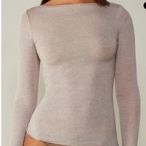 Tröja - Säljer min intimissimi tröja då den aldrig kommer till användning, den är i väldigt bra skick då jag bara använt den ett fåtal gånger.💕