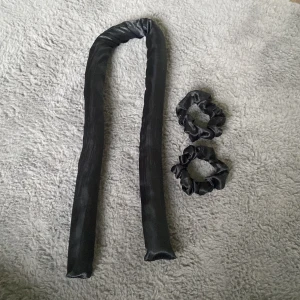 Heatless curl ”kit” - Säljer då den inte kommer till användning längre, bara används ca 2-3 gånger❤️ Man får med de 2 scruncies som syns på bilderna! Bra material som är bra för ditt hår och som gör att det inte sliter! Liten defekt i skumgummit men inget annat❤️