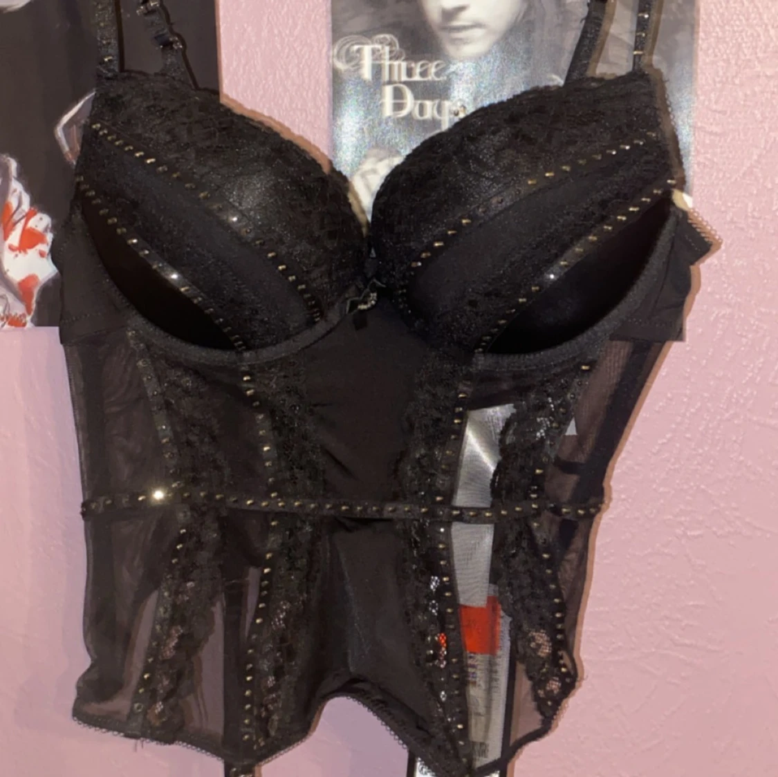 Svart korsett med glittrig detaljer 