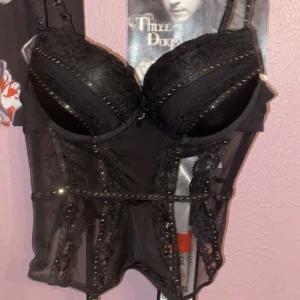 Svart korsett med glittrig detaljer  - B75 men känns mer som B80. Lapp finns kvar och köpt från new yorker. Aldrig använt🖤🖤